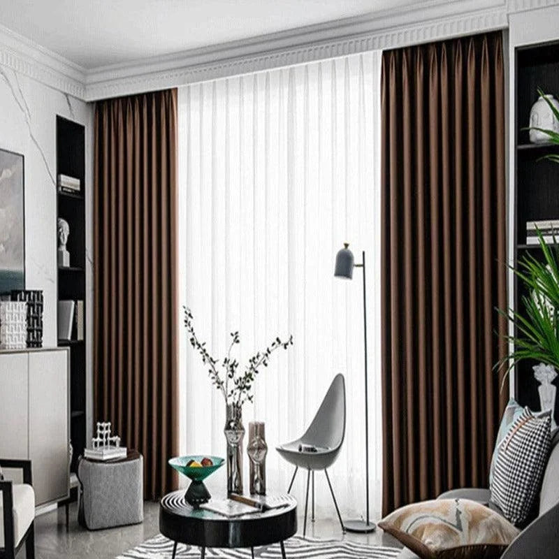 Rideaux élégants de couleur marron foncé dans un salon moderne, offrant une ambiance chaleureuse et sophistiquée. Ces rideaux s'harmonisent avec une décoration intérieure contemporaine, intégrant des éléments de design chic et épuré, pour créer un espace de vie accueillant et élégant.