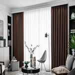 Rideaux élégants de couleur marron foncé dans un salon moderne, offrant une ambiance chaleureuse et sophistiquée. Ces rideaux s'harmonisent avec une décoration intérieure contemporaine, intégrant des éléments de design chic et épuré, pour créer un espace de vie accueillant et élégant.