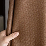 Tissu marron en relief à motif tressé, élégant et moderne, idéal pour la décoration intérieure et la confection d'accessoires. Parfait pour ajouter une touche de sophistication à votre espace.