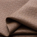 Tissu brun avec motif tressé, idéal pour décoration intérieure. Design élégant et moderne, parfait pour les rideaux, nappes ou housses. Adapté à divers styles d'aménagement grâce à sa texture unique et sa teinte neutre.