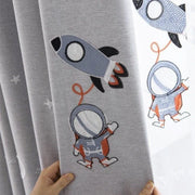 rideau occultant enfant motifs astronautes étoiles tissu texturé gris blanc orange bleu semi transparent