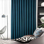 Rideau bleu élégant suspendu dans un salon moderne, accompagné d'une chaise design, d'une lampe en métal et de coussins décoratifs. Ajoutez une touche de sophistication et de confort à votre espace de vie avec cet accessoire de décoration intérieure, idéal pour filtrer la lumière et créer une ambiance chaleureuse. Transformez l'apparence de vos fenêtres grâce à ce rideau tendance.