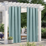 Rideaux d'extérieur bleus suspendus sous une pergola blanche, créant un espace détente élégant et intime dans le jardin. Parfaits pour ajouter une touche de couleur et d'intimité à votre espace extérieur, ces rideaux s'intègrent harmonieusement avec le mobilier de jardin et la verdure environnante.