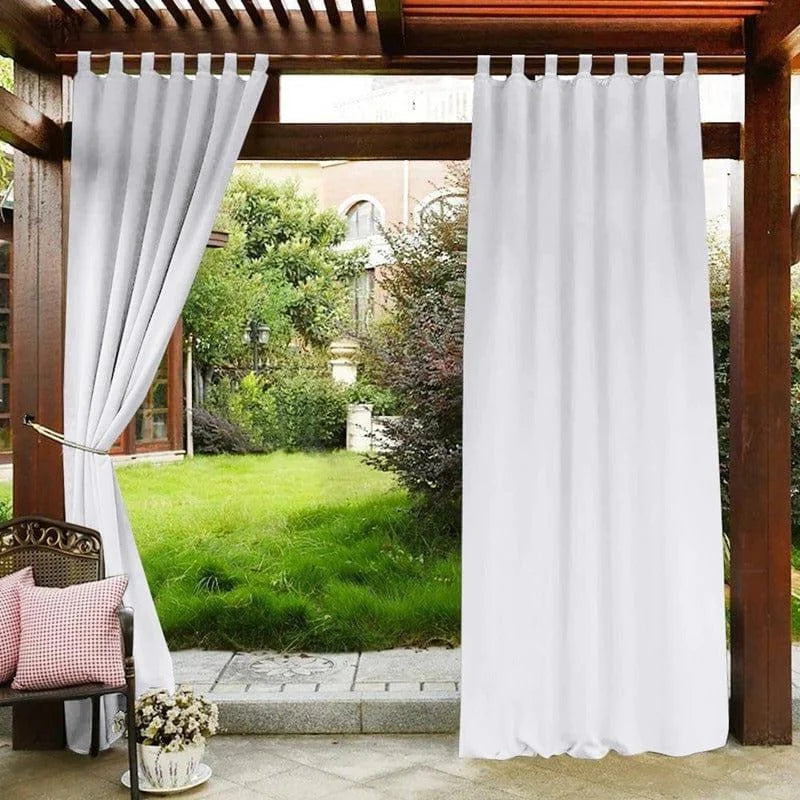 Rideaux d'extérieur blancs offrant une touche élégante à votre terrasse. Accessoire idéal pour ajouter de l'intimité tout en permettant de profiter d'une vue paisible sur le jardin. Facile à installer avec des boucles pratiques pour une ambiance douce et accueillante. Parfait pour les espaces extérieurs, tels que pergolas ou vérandas. Convient pour créer un espace ombragé et relaxant dans votre jardin.