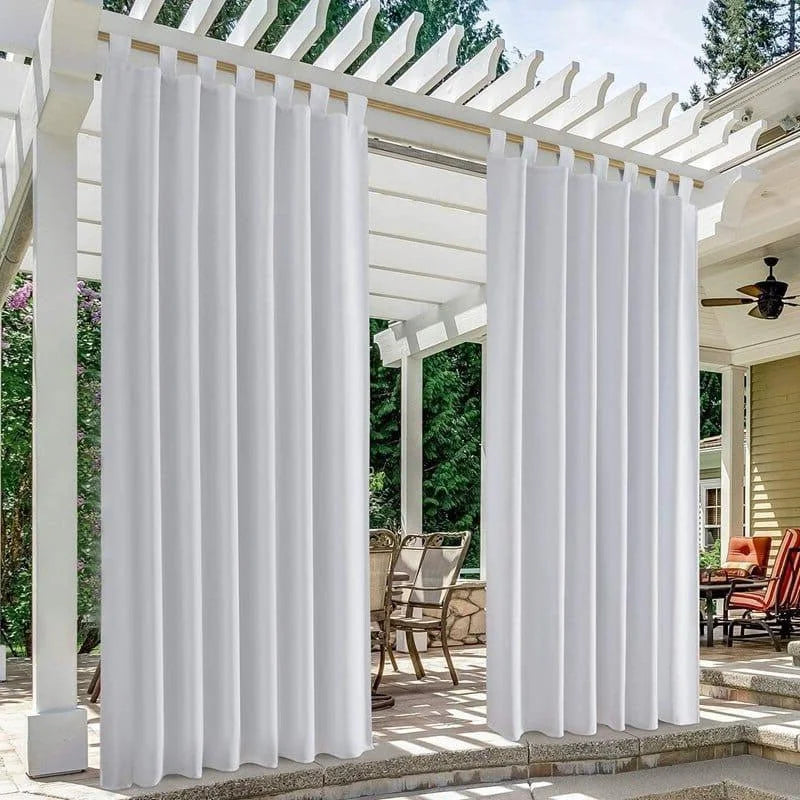 Rideaux blancs élégants pour pergola, parfaits pour créer une ambiance intime et élégante dans votre espace extérieur. Ces rideaux apportent une touche de sophistication tout en offrant une protection contre le soleil. Idéal pour embellir votre terrasse ou jardin tout en ajoutant une touche d'élégance. Adapté pour une utilisation en extérieur, ces rideaux sont l'alliance parfaite du style et de la fonctionnalité.