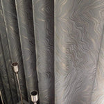 Rideaux à motifs ondulés gris, design élégant et contemporain pour embellir votre salon ou chambre. Idéal pour ajouter une touche moderne à votre décoration intérieure. Facile à installer, ces rideaux apportent raffinement et style à votre espace. Parfaits pour tamiser la lumière tout en maintenant l'intimité.