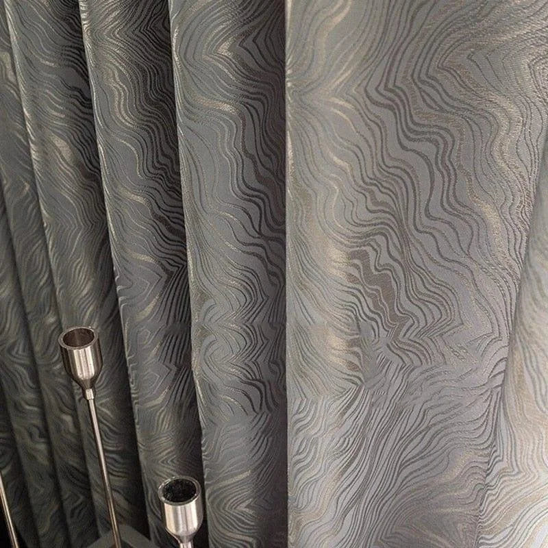 Rideaux à motifs ondulés gris, design élégant et contemporain pour embellir votre salon ou chambre. Idéal pour ajouter une touche moderne à votre décoration intérieure. Facile à installer, ces rideaux apportent raffinement et style à votre espace. Parfaits pour tamiser la lumière tout en maintenant l'intimité.