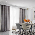 Salle à manger moderne avec rideaux élégants, table et chaises contemporaines, décoration harmonieuse et chic, ambiance lumineuse et raffinée, intérieur de maison sophistiqué pour des repas conviviaux.