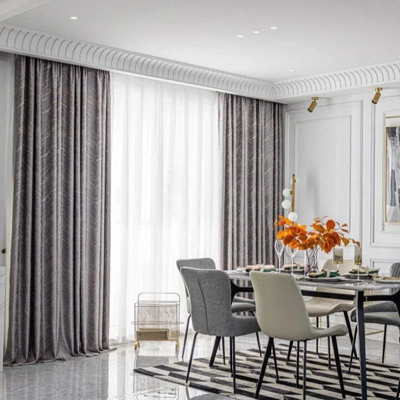 Salle à manger moderne avec rideaux élégants, table et chaises contemporaines, décoration harmonieuse et chic, ambiance lumineuse et raffinée, intérieur de maison sophistiqué pour des repas conviviaux.