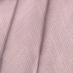 Texture rose avec motif chevrons, idéale pour la décoration intérieure, ajoutant une touche élégante et moderne à votre espace. Parfait pour des projets de design tendance.