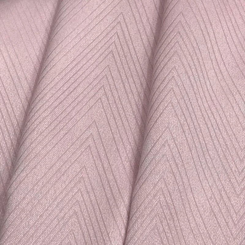 Texture rose avec motif chevrons, idéale pour la décoration intérieure, ajoutant une touche élégante et moderne à votre espace. Parfait pour des projets de design tendance.