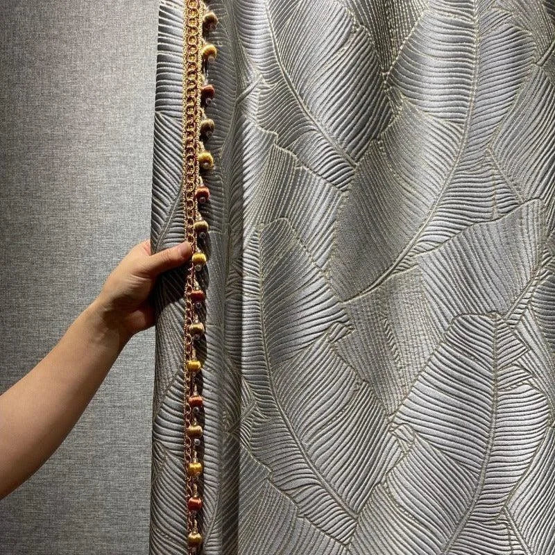 Rideau élégant avec motifs embossés et bordure décorative, idéal pour ajouter une touche de sophistication à votre intérieur. Ce design raffiné offre une ambiance chaleureuse et moderne pour votre salon ou chambre à coucher. Parfait pour créer une atmosphère accueillante et contemporaine.