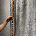 Rideau élégant avec motifs embossés et bordure décorative, idéal pour ajouter une touche de sophistication à votre intérieur. Ce design raffiné offre une ambiance chaleureuse et moderne pour votre salon ou chambre à coucher. Parfait pour créer une atmosphère accueillante et contemporaine.