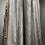 Rideau élégant avec motif géométrique en relief, idéal pour ajouter une touche sophistiquée à votre intérieur. La couleur grise neutre permet une intégration facile avec divers styles de décoration, tandis que les détails texturés offrent un aspect moderne et chic. Parfait pour le salon, la chambre ou le bureau.