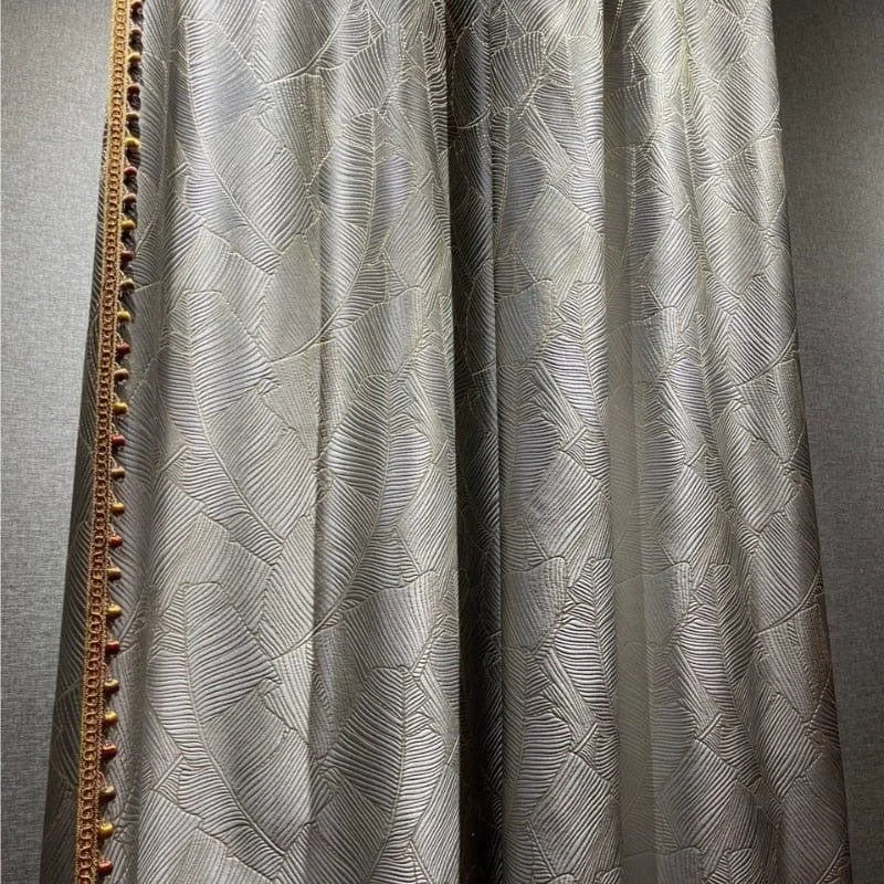 Rideau élégant avec motif géométrique en relief, idéal pour ajouter une touche sophistiquée à votre intérieur. La couleur grise neutre permet une intégration facile avec divers styles de décoration, tandis que les détails texturés offrent un aspect moderne et chic. Parfait pour le salon, la chambre ou le bureau.