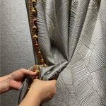 Rideau élégant avec motif géométrique raffiné, orné de détails décoratifs en perles. Idéal pour ajouter une touche sophistiquée à votre intérieur. Convient parfaitement aux salons modernes et aux espaces de vie chic.