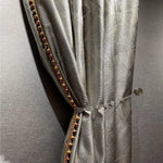 Rideaux élégants avec motif géométrique, agrémentés de détails colorés, idéale pour une décoration intérieure moderne et sophistiquée. Parfait pour ajouter une touche de style et de finesse à n'importe quel salon ou chambre.