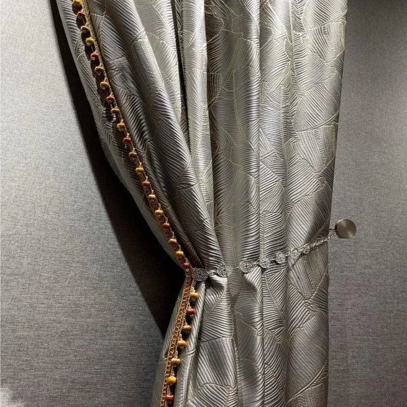 Rideaux élégants avec motif géométrique, agrémentés de détails colorés, idéale pour une décoration intérieure moderne et sophistiquée. Parfait pour ajouter une touche de style et de finesse à n'importe quel salon ou chambre.