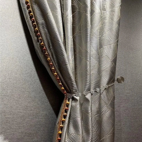 Rideaux élégants avec motif géométrique, agrémentés de détails colorés, idéale pour une décoration intérieure moderne et sophistiquée. Parfait pour ajouter une touche de style et de finesse à n'importe quel salon ou chambre.