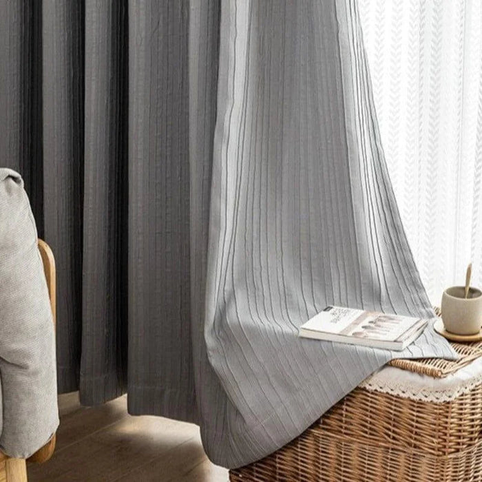 Rideau élégant de couleur grise avec motif à rayures, idéal pour une décoration intérieure moderne. Ce rideau apporte une touche raffinée à votre salon ou chambre à coucher. Accessoire de maison incontournable pour un espace confortable et décoratif.