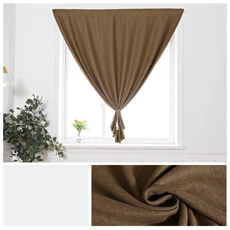 Rideau marron élégant pour salon, ajoutant une touche chaleureuse et moderne à la décoration intérieure. Idéal pour embellir vos fenêtres tout en offrant une ambiance cosy et intemporelle. Parfait pour les maisons et appartements cherchant à combiner style et fonctionnalité.