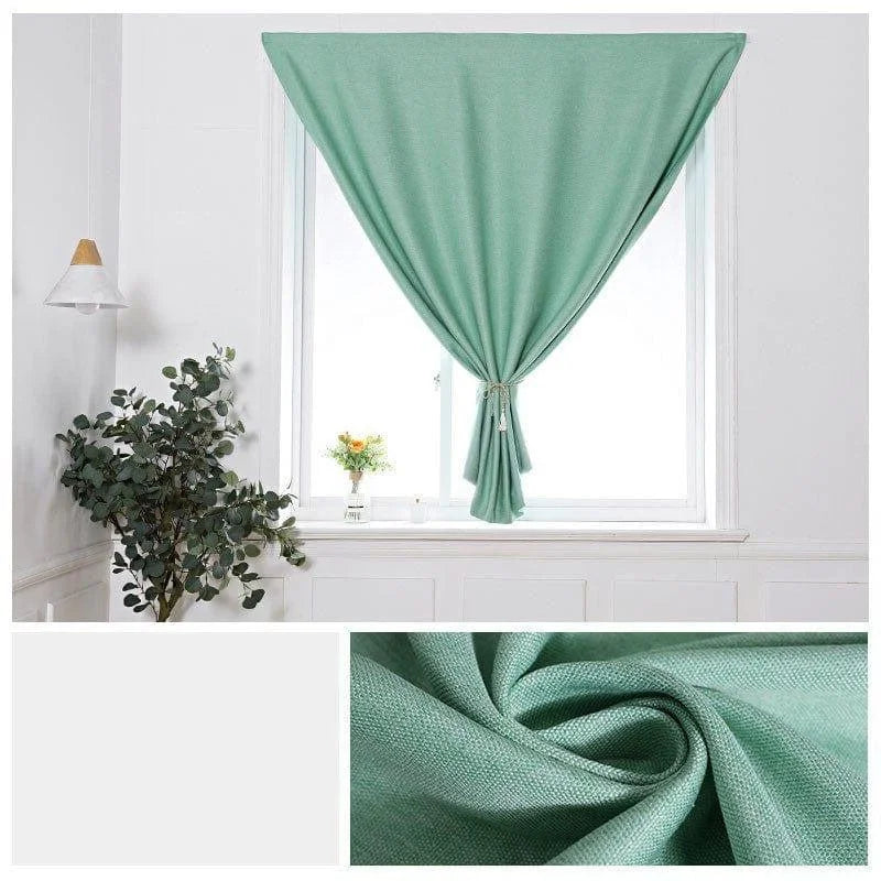 Rideau vert élégant pour décoration intérieure, suspendu dans un salon lumineux. Ce rideau moderne apporte une touche de couleur à votre espace de vie tout en améliorant l'ambiance de votre maison. Idéal pour un intérieur à la fois chic et confortable, il s'accorde parfaitement avec un décor épuré et minimaliste. Agrémentez votre pièce avec cet accessoire décoratif indispensable pour créer une atmosphère chaleureuse et accueillante.