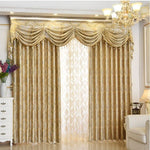 Rideaux élégants dorés, style luxueux pour salon, avec drapé sophistiqué et détails décoratifs, pièce lumineuse, ambiance chic et raffinée, idéal pour décoration intérieure raffinée et classique.