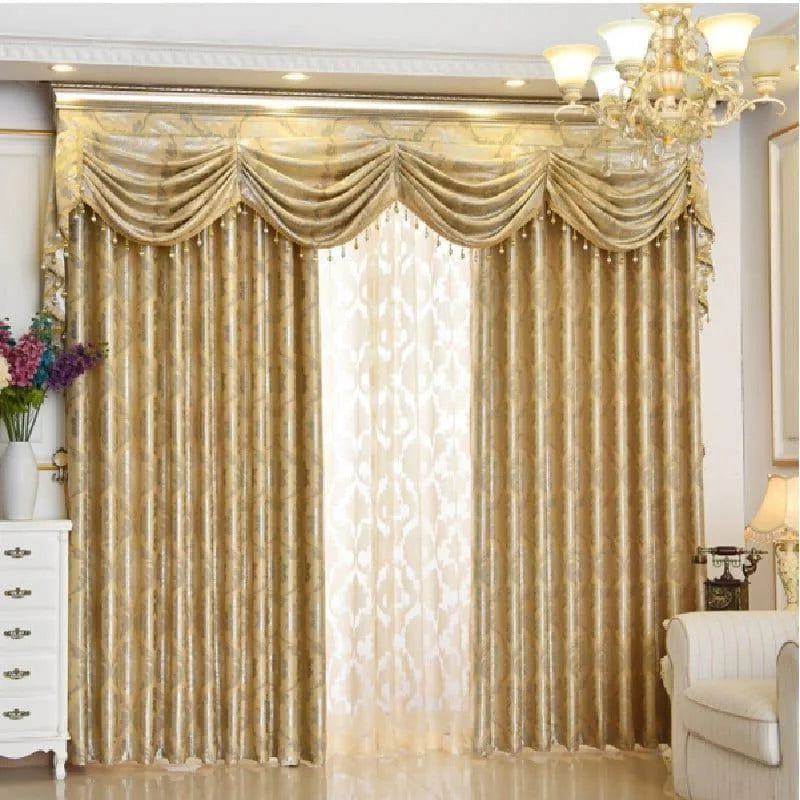 Rideaux élégants dorés, style luxueux pour salon, avec drapé sophistiqué et détails décoratifs, pièce lumineuse, ambiance chic et raffinée, idéal pour décoration intérieure raffinée et classique.