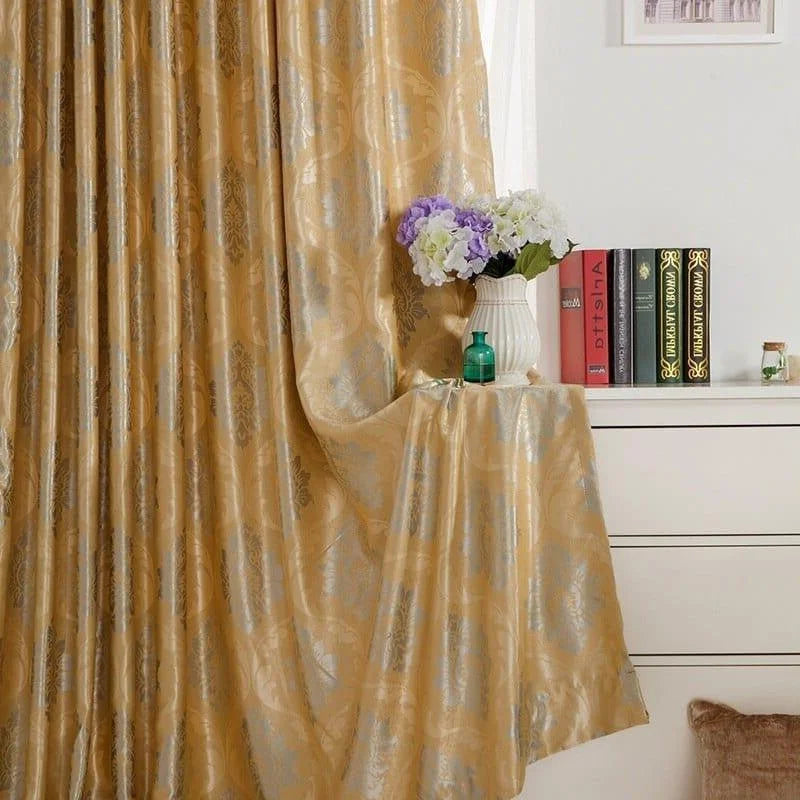 Rideaux élégants dans une teinte dorée, ornés de motifs floraux raffinés, apportant une touche de luxe à votre intérieur. Parfaits pour rehausser la décoration d'une chambre ou d'un salon, ces rideaux ajoutent sophistication et charme à votre espace. Le motif délicat et l'aspect raffiné créent une ambiance accueillante et chaleureuse. Idéal pour ceux qui recherchent une décoration à la fois moderne et classique.