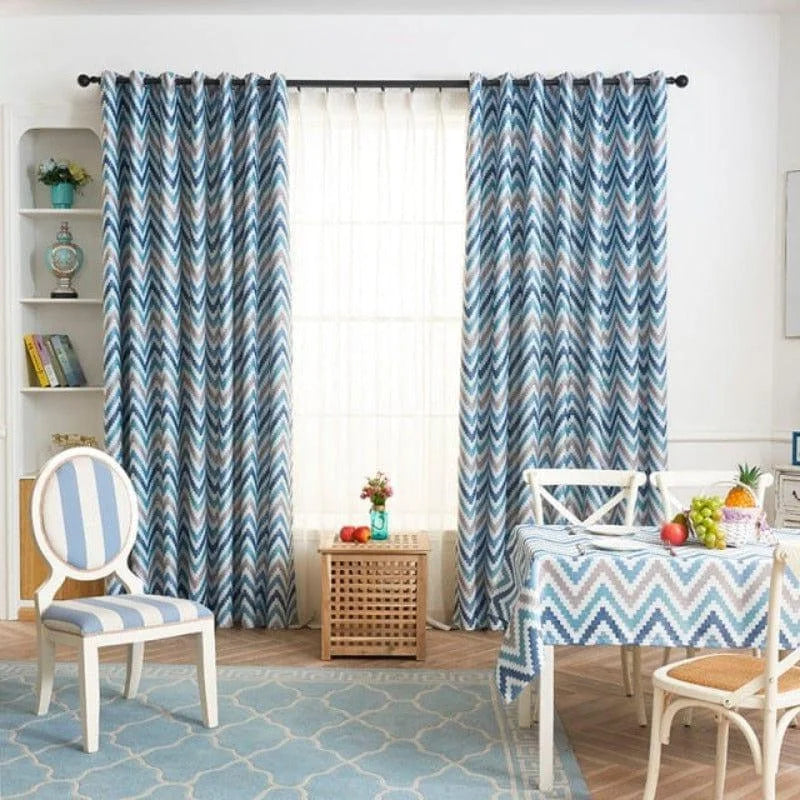 Rideau élégant à motif chevron bleu et gris, parfait pour une décoration de salle à manger moderne. Harmonise avec des éléments de mobilier coordonnés pour un style cohérent et tendance. Ideal pour ajouter une touche de dynamisme et de couleur à votre intérieur.