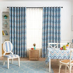 Rideau élégant à motif chevron bleu et gris, parfait pour une décoration de salle à manger moderne. Harmonise avec des éléments de mobilier coordonnés pour un style cohérent et tendance. Ideal pour ajouter une touche de dynamisme et de couleur à votre intérieur.
