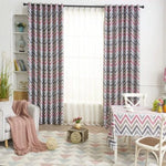 Rideaux élégants aux motifs en zigzag roses et gris, ajoutant une touche de modernité à votre salon. Parfaits pour une décoration intérieure contemporaine, ces rideaux offrent un style unique et dynamique. Idéal pour habiller les fenêtres du salon avec charme et sophistication.