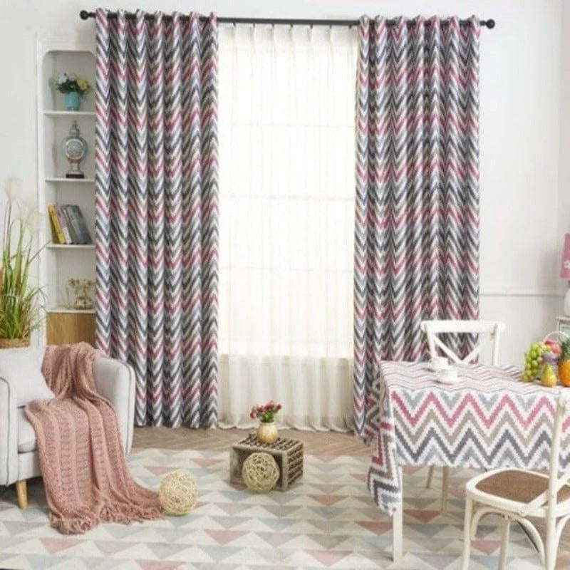 Rideaux élégants aux motifs en zigzag roses et gris, ajoutant une touche de modernité à votre salon. Parfaits pour une décoration intérieure contemporaine, ces rideaux offrent un style unique et dynamique. Idéal pour habiller les fenêtres du salon avec charme et sophistication.