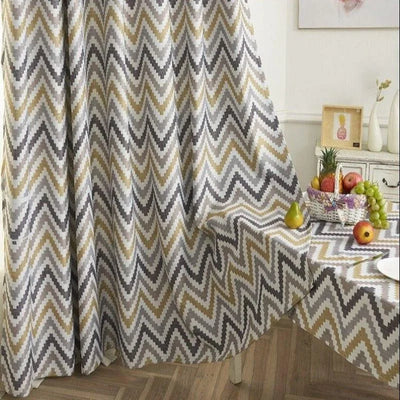 Rideau moderne à motif chevron multicolore dans une salle à manger élégante, combiné avec une nappe assortie, pour créer une ambiance chaleureuse et accueillante. Parfait pour ajouter une touche de style et de sophistication à votre intérieur.