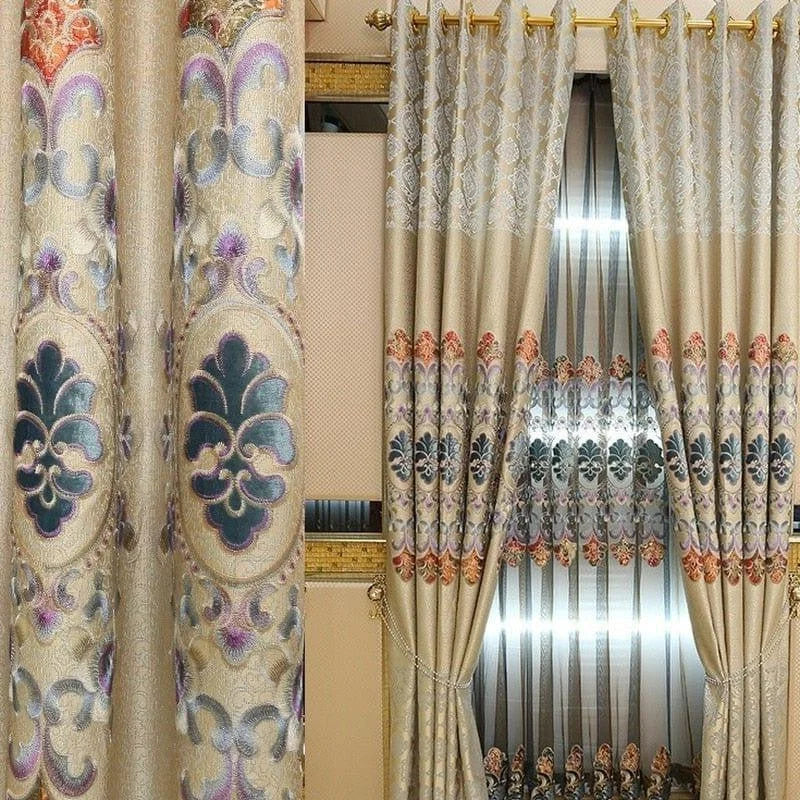Rideaux élégants avec motifs baroques colorés, parfaits pour décorer les fenêtres du salon ou de la chambre. Design raffiné avec des nuances de doré, bleu et mauve, ajoutant une touche de luxe et de sophistication à votre intérieur. Idéal pour une atmosphère chaleureuse et accueillante.