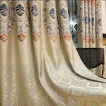 Rideau élégant avec motifs floraux complexes, idéal pour ajouter une touche de sophistication à votre intérieur. Les tons beige et les motifs colorés rehaussent l'esthétique de votre salon ou chambre, offrant une ambiance chaleureuse et accueillante. Accessoire parfait pour décorer vos fenêtres avec élégance et style.