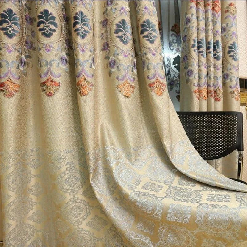 Rideau élégant avec motifs floraux complexes, idéal pour ajouter une touche de sophistication à votre intérieur. Les tons beige et les motifs colorés rehaussent l'esthétique de votre salon ou chambre, offrant une ambiance chaleureuse et accueillante. Accessoire parfait pour décorer vos fenêtres avec élégance et style.