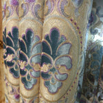 Rideau élégant avec motifs floraux colorés, idéal pour embellir votre salon ou chambre. Ce design luxueux combine des teintes dorées, pourpres et turquoise pour créer une ambiance sophistiquée et chaleureuse dans votre intérieur. Parfait pour apporter une touche décorative et stylée à votre maison.