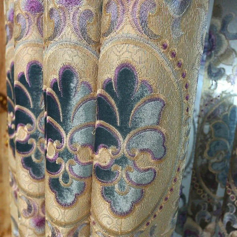 Rideau élégant avec motifs floraux colorés, idéal pour embellir votre salon ou chambre. Ce design luxueux combine des teintes dorées, pourpres et turquoise pour créer une ambiance sophistiquée et chaleureuse dans votre intérieur. Parfait pour apporter une touche décorative et stylée à votre maison.