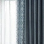 Rideaux modernes et élégants avec motifs géométriques, parfaits pour ajouter une touche sophistiquée à votre décoration intérieure. Ces rideaux gris foncé apportent une ambiance contemporaine à votre salon ou chambre, tout en filtrant la lumière pour créer une atmosphère cosy. Accessoire de décoration idéal pour un style chic et épuré.