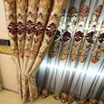 Rideaux élégants avec motifs floraux raffinés, parfaits pour apporter une touche sophistiquée à votre salon ou chambre. Ils associent des teintes dorées et bordeaux pour un look chic et intemporel. Idéals pour un intérieur luxueux, ces rideaux se distinguent par leur design détaillé et leur allure majestueuse. Décorations idéales pour créer une ambiance chaleureuse et accueillante.
