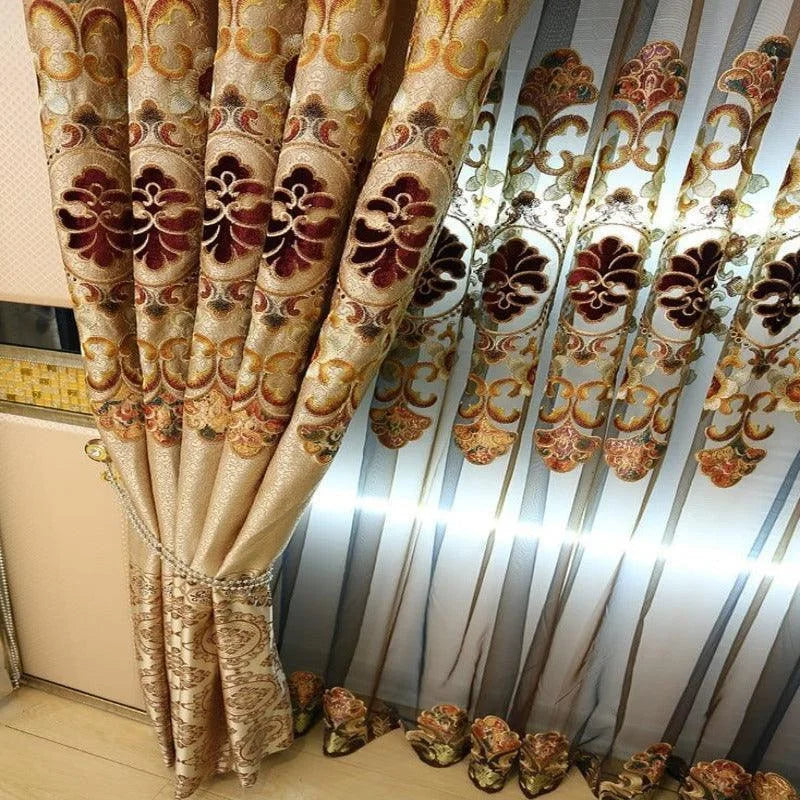 Rideaux élégants avec motifs floraux raffinés, parfaits pour apporter une touche sophistiquée à votre salon ou chambre. Ils associent des teintes dorées et bordeaux pour un look chic et intemporel. Idéals pour un intérieur luxueux, ces rideaux se distinguent par leur design détaillé et leur allure majestueuse. Décorations idéales pour créer une ambiance chaleureuse et accueillante.