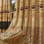 Rideaux élégants avec motifs floraux en relief, parfaits pour ajouter une touche de sophistication à votre intérieur. Teintes dorées et bordeaux qui complètent une décoration classique et chaleureuse. Accessoire idéal pour salon ou chambre, ces rideaux apportent une ambiance luxueuse et raffinée.