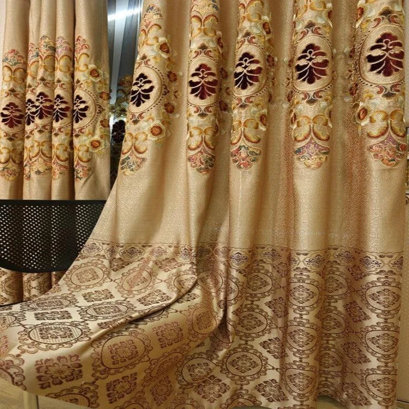 Rideaux élégants avec motifs floraux en relief, parfaits pour ajouter une touche de sophistication à votre intérieur. Teintes dorées et bordeaux qui complètent une décoration classique et chaleureuse. Accessoire idéal pour salon ou chambre, ces rideaux apportent une ambiance luxueuse et raffinée.