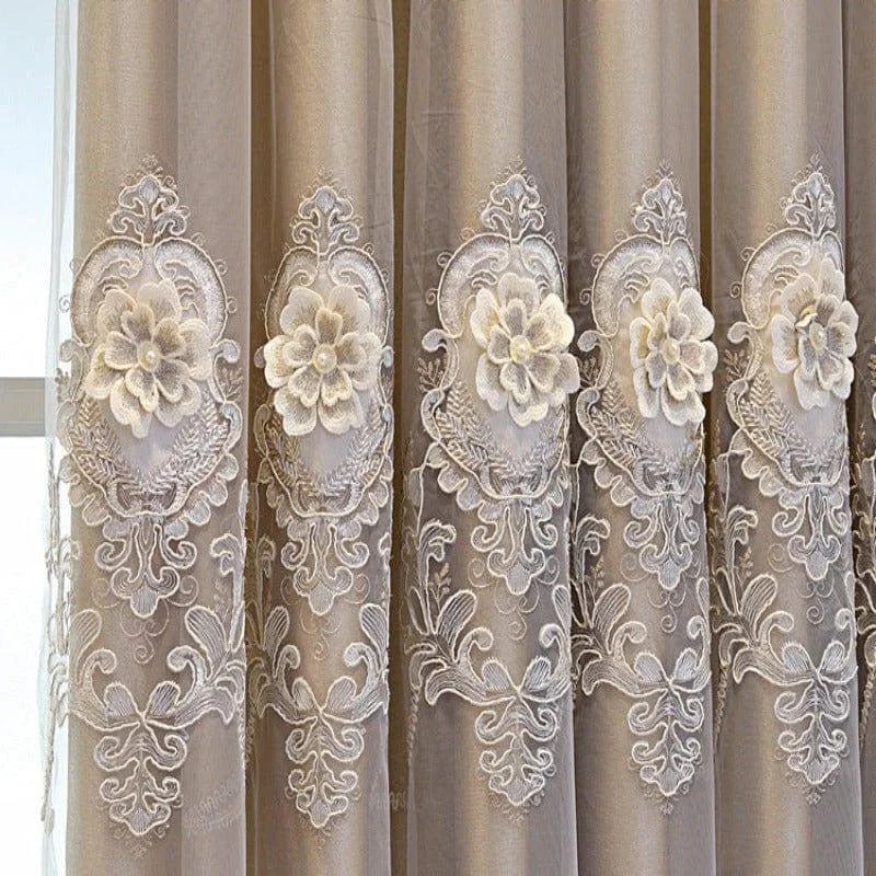 Rideaux élégants avec broderies florales délicates, idéals pour apporter une touche de sophistication à votre décoration intérieure. Parfaits pour un salon raffiné ou une chambre élégante, ces rideaux s'adaptent à tout style de décoration.