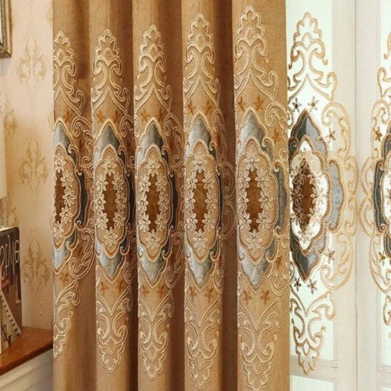 Rideaux élégants avec un design brodé sophistiqué, idéal pour ajouter une touche de raffinement à votre intérieur. Motifs floraux et arabesques parfaits pour une décoration classique et luxueuse de salon ou chambre à coucher. Ces rideaux offrent une esthétique riche et élégante, apportant à votre espace une atmosphère chaleureuse et accueillante. Solution idéale pour personnaliser votre espace avec charme et style.