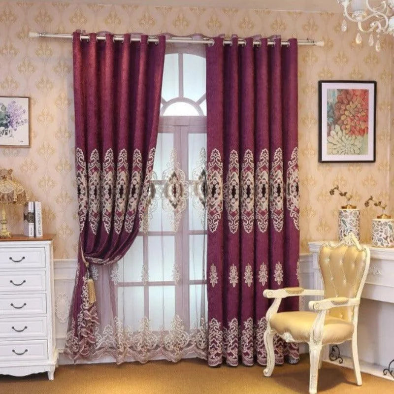 Rideau luxueux violet avec motifs élégants, parfait pour sublimer votre salon, salle à manger ou chambre à coucher. Ce rideau apporte une touche de sophistication et d'élégance à votre intérieur grâce à ses détails raffinés et son design chic. Solution idéale pour ajouter du style et de l'intimité à votre espace, tout en filtrant la lumière de manière esthétique.