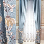 Rideaux élégants bleu ciel avec motifs floraux brodés, parfaits pour ajouter une touche de sophistication à votre salon ou chambre à coucher. Ces rideaux décoratifs offrent une ambiance paisible tout en filtrant délicatement la lumière extérieure. Transformez votre espace avec ce design raffiné et intemporel.