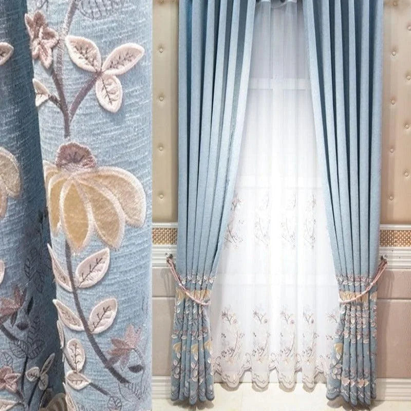 Rideaux élégants bleu ciel avec motifs floraux brodés, parfaits pour ajouter une touche de sophistication à votre salon ou chambre à coucher. Ces rideaux décoratifs offrent une ambiance paisible tout en filtrant délicatement la lumière extérieure. Transformez votre espace avec ce design raffiné et intemporel.