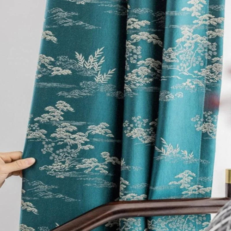 Rideau décoratif de couleur turquoise avec motifs floraux printaniers, parfait pour ajouter une touche élégante et apaisante à votre intérieur. Accessoire idéal pour rehausser la décoration de toute pièce de la maison, offrant une ambiance sereine et stylée.